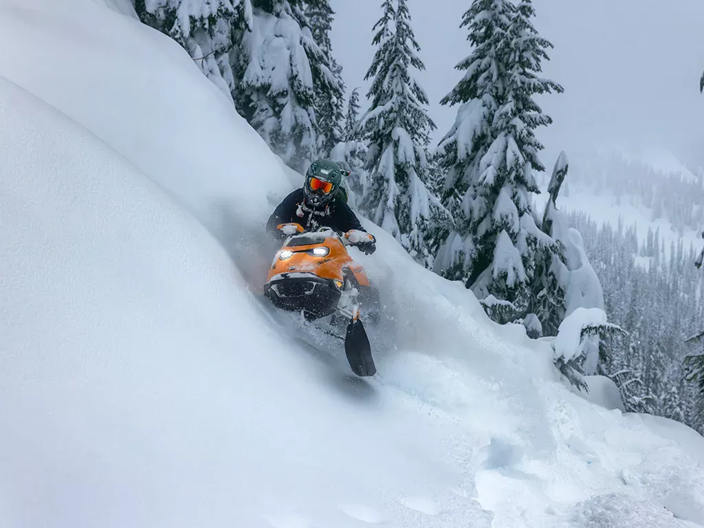 Motoneige Ski-Doo 850 E-TEC Turbo R dans la poudreuse