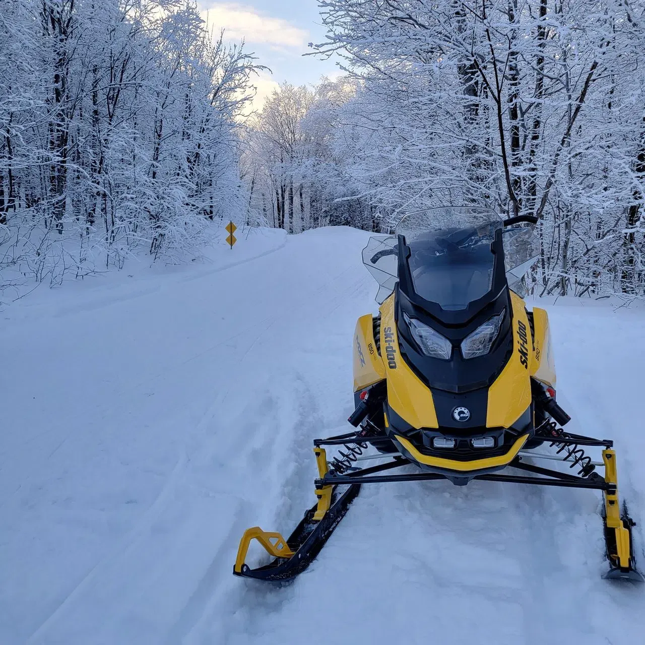 Motoneige de randonnée sur une piste enneigée en montagne