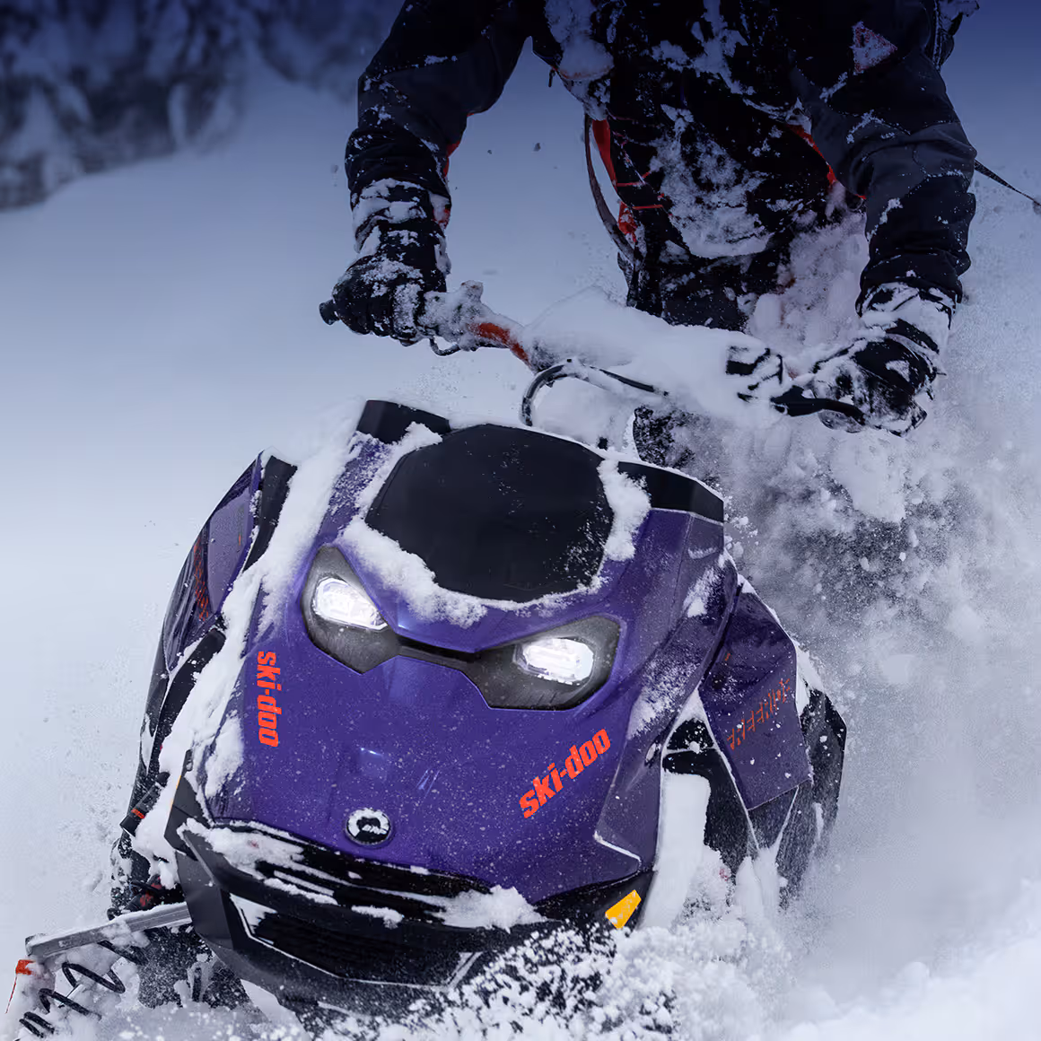 Motoneige Ski-Doo Freeride suspendue dans la poudreuse